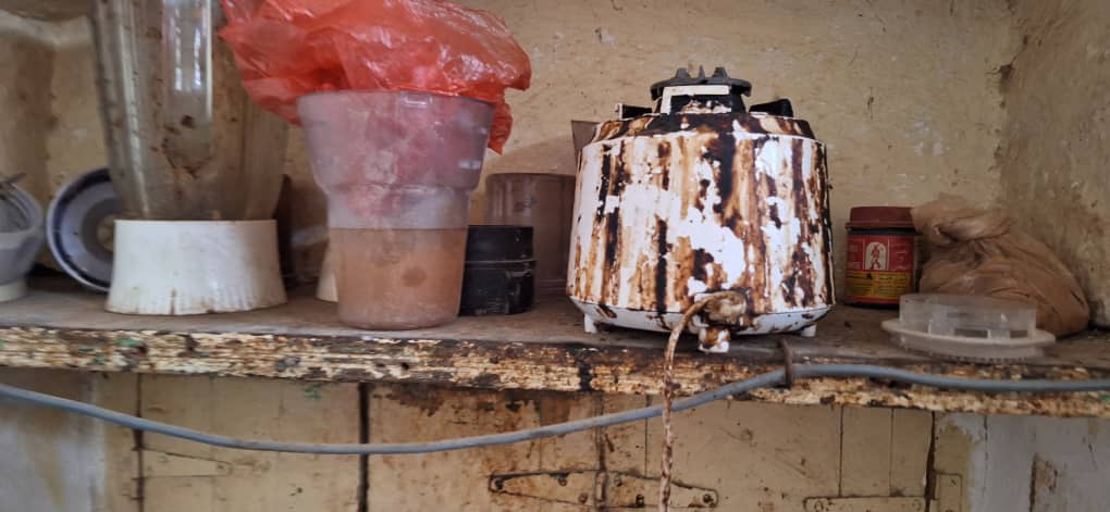 الاصحاح البيئي بمكتب الاشغال العامة بمديرية الشحر ينفذ حملة ويقوم باغلاق ثلاثة معامل لتحضير الشاورما بالمدينة "شاهد الصور" الاصحاح البيئي بمكتب الاشغال العامة بمديرية الشحر ينفذ حملة ويقوم باغلاق ثلاثة معامل لتحضير الشاورما بالمدينة "شاهد الصور"