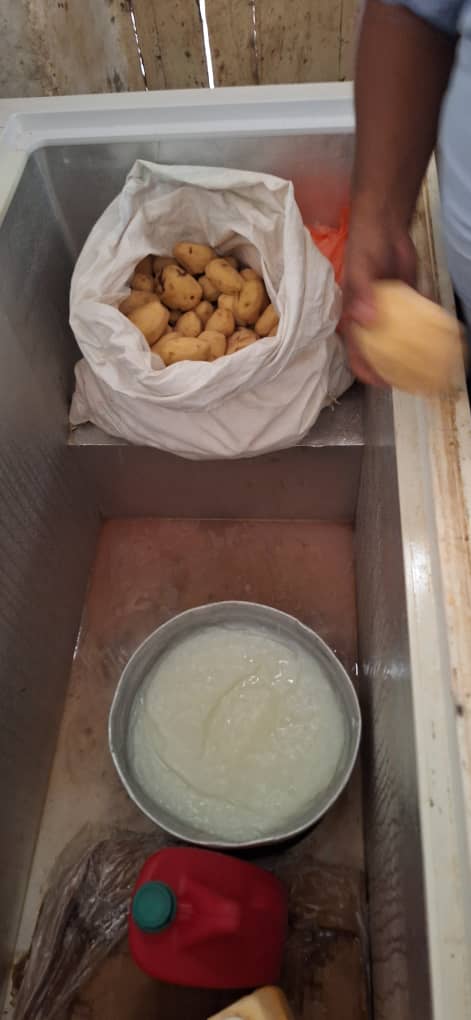 الاصحاح البيئي بمكتب الاشغال العامة بمديرية الشحر ينفذ حملة ويقوم باغلاق ثلاثة معامل لتحضير الشاورما بالمدينة "شاهد الصور" الاصحاح البيئي بمكتب الاشغال العامة بمديرية الشحر ينفذ حملة ويقوم باغلاق ثلاثة معامل لتحضير الشاورما بالمدينة "شاهد الصور"