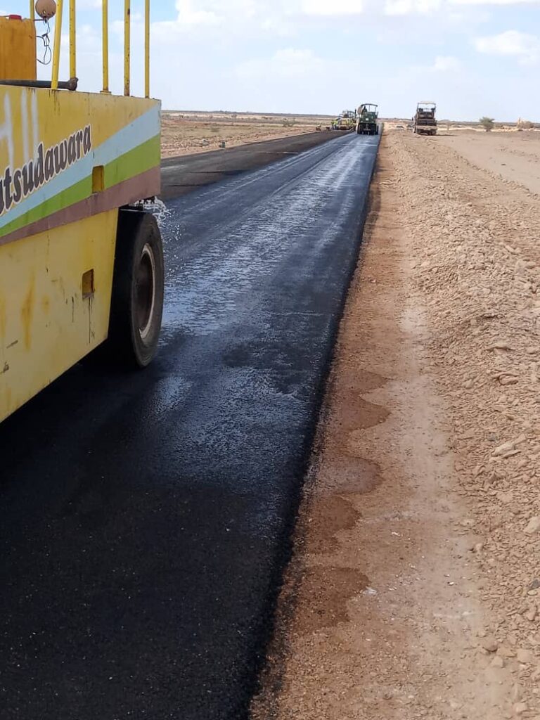 محافظ حضرموت يطلع سير العمل ونُسب الانجاز في عدد من مشاريع الطرق الاستراتيجية بالمحافظة محافظ حضرموت يطلع سير العمل ونُسب الانجاز في عدد من مشاريع الطرق الاستراتيجية بالمحافظة