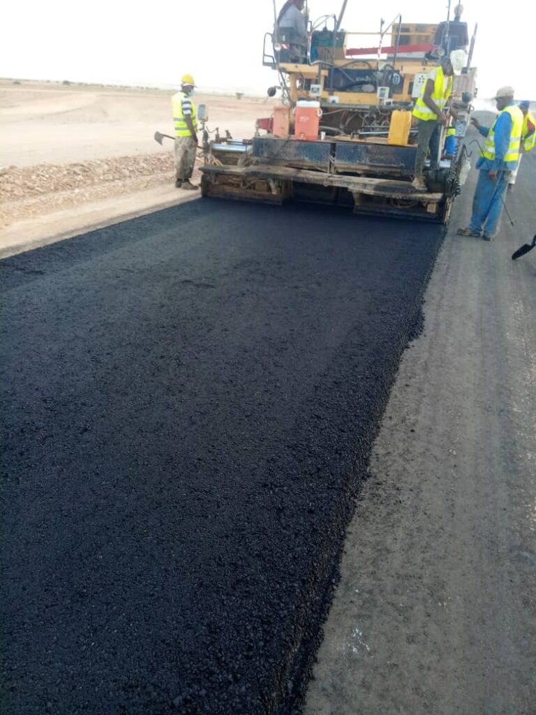 محافظ حضرموت يطلع سير العمل ونُسب الانجاز في عدد من مشاريع الطرق الاستراتيجية بالمحافظة محافظ حضرموت يطلع سير العمل ونُسب الانجاز في عدد من مشاريع الطرق الاستراتيجية بالمحافظة