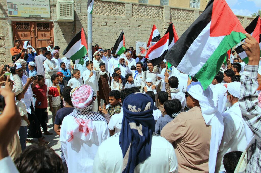 شاهد بالصور .. سيئون تشهد وقفة احتجاجية تضامنية مع أهلنا في غزة شاهد بالصور .. سيئون تشهد وقفة احتجاجية تضامنية مع أهلنا في غزة