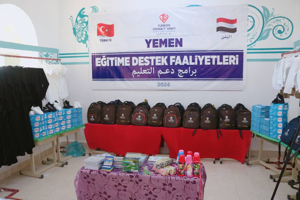مدير عام سيئون يدشن توزيع الحقيبة والزي المدرسي لعام 2024م بتمويل من وقف الديانة التركي. مدير عام سيئون يدشن توزيع الحقيبة والزي المدرسي لعام 2024م بتمويل من وقف الديانة التركي.