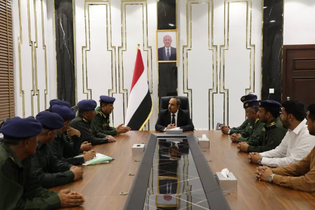 محافظ حضرموت يبحث مع لجنة وزارة الداخلية افتتاح فروع جديدة لمصلحة الأحوال المدنية لتقديم خدمات نوعية للمواطنين محافظ حضرموت يبحث مع لجنة وزارة الداخلية افتتاح فروع جديدة لمصلحة الأحوال المدنية لتقديم خدمات نوعية للمواطنين