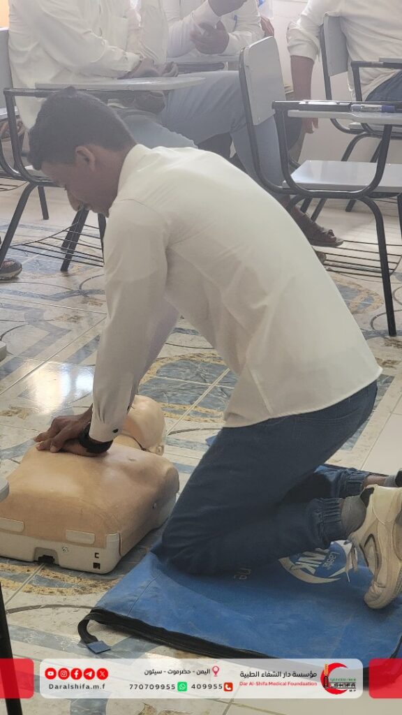 تزامنا مع اليوم العالمي للإنعاش القلبي .. مؤسسة دار الشفاء الطبية تدرّب طلاب معهد الطبري في مختلف التخصصات والمستويات على عملية الإنعاش القلبي باستخدام اليدين . تزامنا مع اليوم العالمي للإنعاش القلبي .. مؤسسة دار الشفاء الطبية تدرّب طلاب معهد الطبري في مختلف التخصصات والمستويات على عملية الإنعاش القلبي باستخدام اليدين .