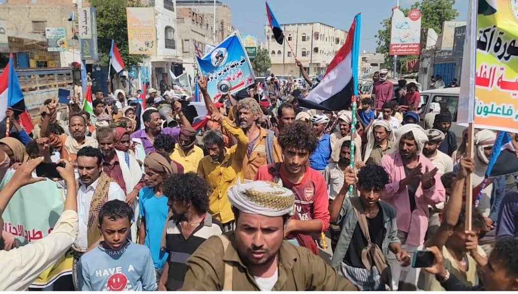 مجلس الحراك الثوري الجنوبي بمحافظة أبين ينظم مسيرة حاشدة في زنجبار إحتفالا بالذكرى 61 لثورة 14 أكتوبر المجيدة مجلس الحراك الثوري الجنوبي بمحافظة أبين ينظم مسيرة حاشدة في زنجبار إحتفالا بالذكرى 61 لثورة 14 أكتوبر المجيدة