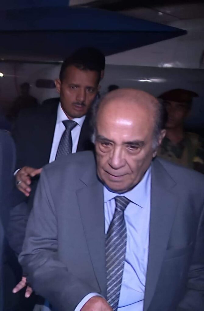 برفقة المهندس حيدر العطاس الرئيس العليمي يصل عدن برفقة المهندس حيدر العطاس الرئيس العليمي يصل عدن