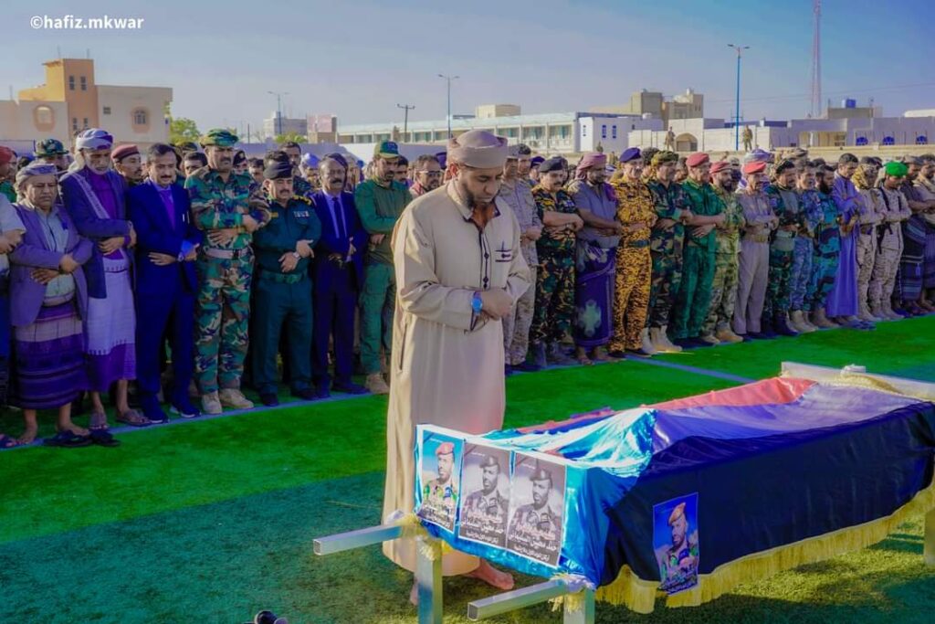 في مشهد جنائزي مهيب .. محافظة شبوة تودع الشهيد البطل المقدم أحمد محسن السليماني . في مشهد جنائزي مهيب .. محافظة شبوة تودع الشهيد البطل المقدم أحمد محسن السليماني .