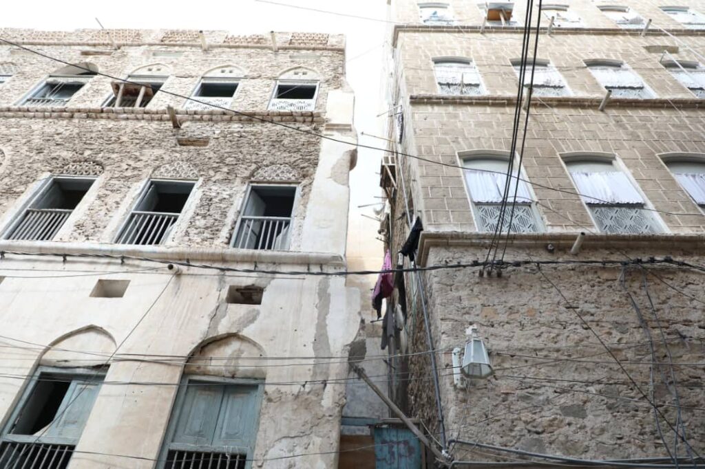 محافظ حضرموت يتفقد الانهيار الجزئي لمنزل بالمكلا ويوجه بسرعة تأمين الموقع واخلاء القاطنين جواره محافظ حضرموت يتفقد الانهيار الجزئي لمنزل بالمكلا ويوجه بسرعة تأمين الموقع واخلاء القاطنين جواره