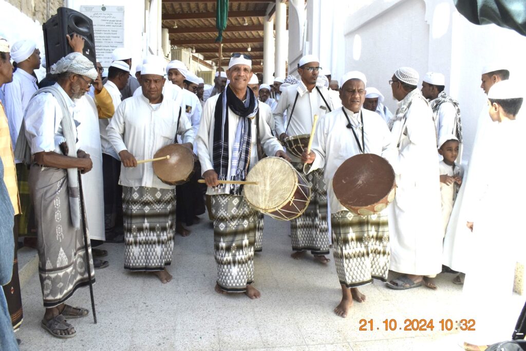 سيئون تشهد موكب تكريم العلم والعلماء تزامنا بالاحتفاء بالذكرى الثالثة عشر بعد المائة لحولية الامام علي الحبشي "شاهد الصور" سيئون تشهد موكب تكريم العلم والعلماء تزامنا بالاحتفاء بالذكرى الثالثة عشر بعد المائة لحولية الامام علي الحبشي "شاهد الصور"