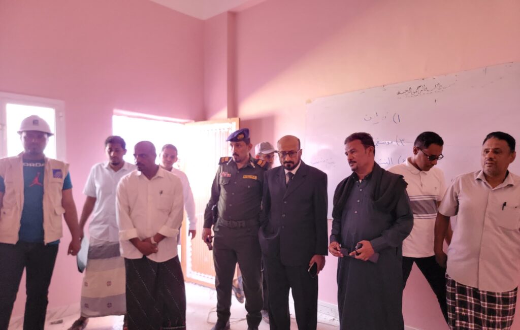 مدير عام شبام ووكيل قطاع المشاريع والتجهيزات بوزارة التربية والتعليم يتفقدان سير أعمال الترميم والصيانة في مدرسة السيدة عائشة للبنات بالمديرية مدير عام شبام ووكيل قطاع المشاريع والتجهيزات بوزارة التربية والتعليم يتفقدان سير أعمال الترميم والصيانة في مدرسة السيدة عائشة للبنات بالمديرية