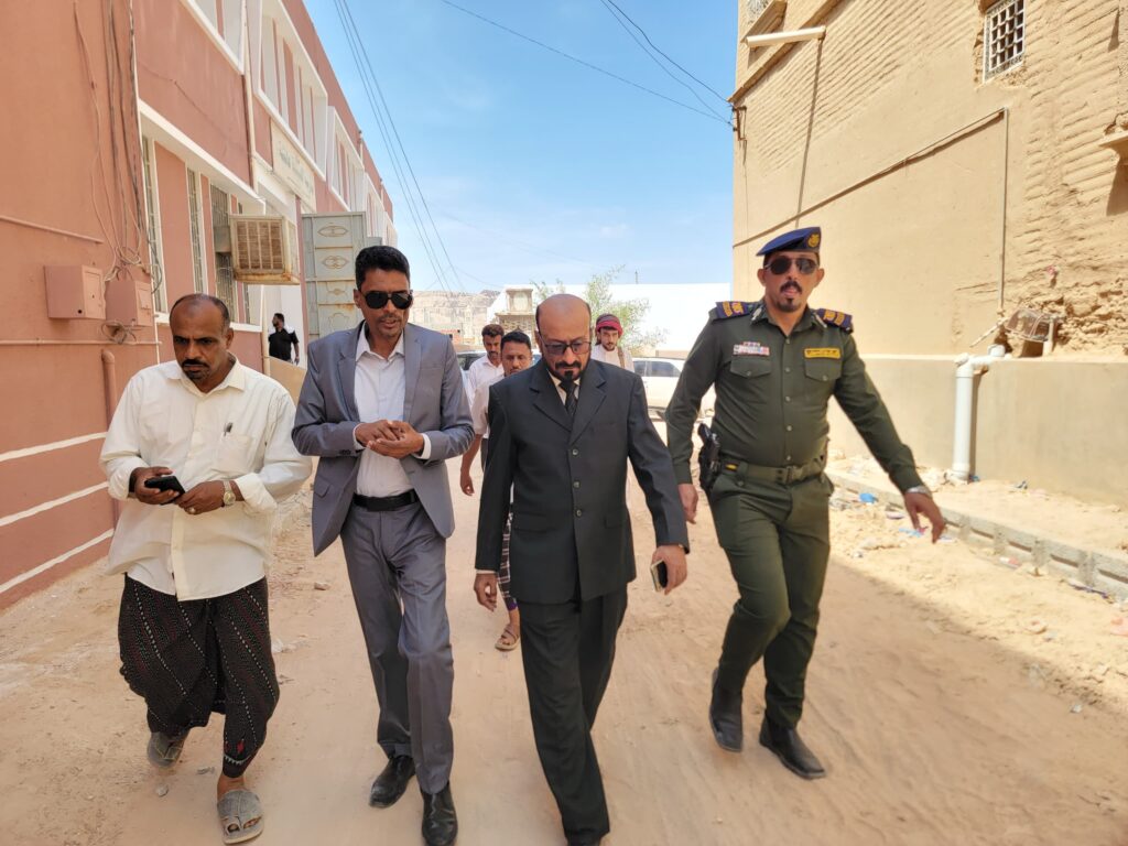 مدير عام شبام ووكيل قطاع المشاريع والتجهيزات بوزارة التربية والتعليم يتفقدان سير أعمال الترميم والصيانة في مدرسة السيدة عائشة للبنات بالمديرية مدير عام شبام ووكيل قطاع المشاريع والتجهيزات بوزارة التربية والتعليم يتفقدان سير أعمال الترميم والصيانة في مدرسة السيدة عائشة للبنات بالمديرية