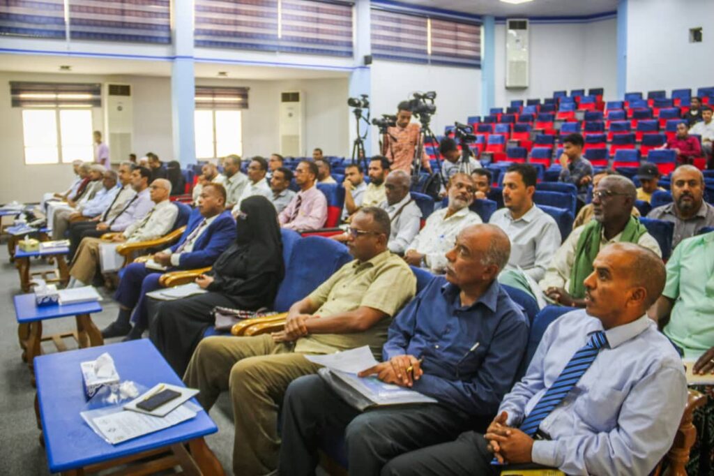 كلية البيئة بجامعة حضرموت بالتعاون مع غرفة تجارة وصناعة حضرموت تنظم حلقة نقاشية بعنوان ,, أثر قرار إيقاف مصانع طحن الأسماك على الموارد البحرية ,, بالمكلا كلية البيئة بجامعة حضرموت بالتعاون مع غرفة تجارة وصناعة حضرموت تنظم حلقة نقاشية بعنوان ,, أثر قرار إيقاف مصانع طحن الأسماك على الموارد البحرية ,, بالمكلا