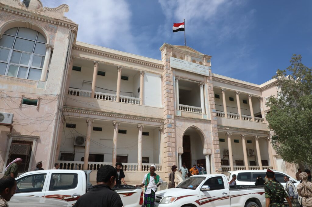 محافظ حضرموت يدشن ويضع حجر الأساس لـ 16مشروعًا تنمويًا بمديرية سيئون محافظ حضرموت يدشن ويضع حجر الأساس لـ 16مشروعًا تنمويًا بمديرية سيئون