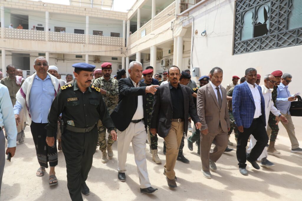 محافظ حضرموت يدشن ويضع حجر الأساس لـ 16مشروعًا تنمويًا بمديرية سيئون محافظ حضرموت يدشن ويضع حجر الأساس لـ 16مشروعًا تنمويًا بمديرية سيئون