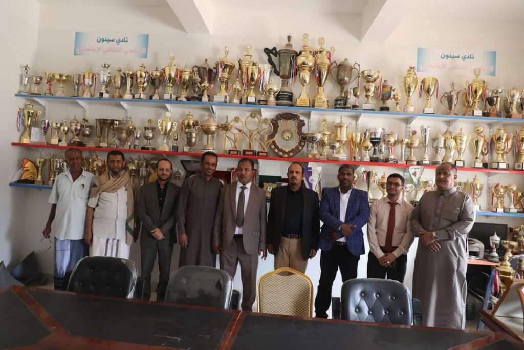 بعد تسليمه لنادي سيئون الرياضي .. محافظ حضرموت يوجه بتأهيل ملعب الشهيد جواس وتعشيبه بعد تسليمه لنادي سيئون الرياضي .. محافظ حضرموت يوجه بتأهيل ملعب الشهيد جواس وتعشيبه