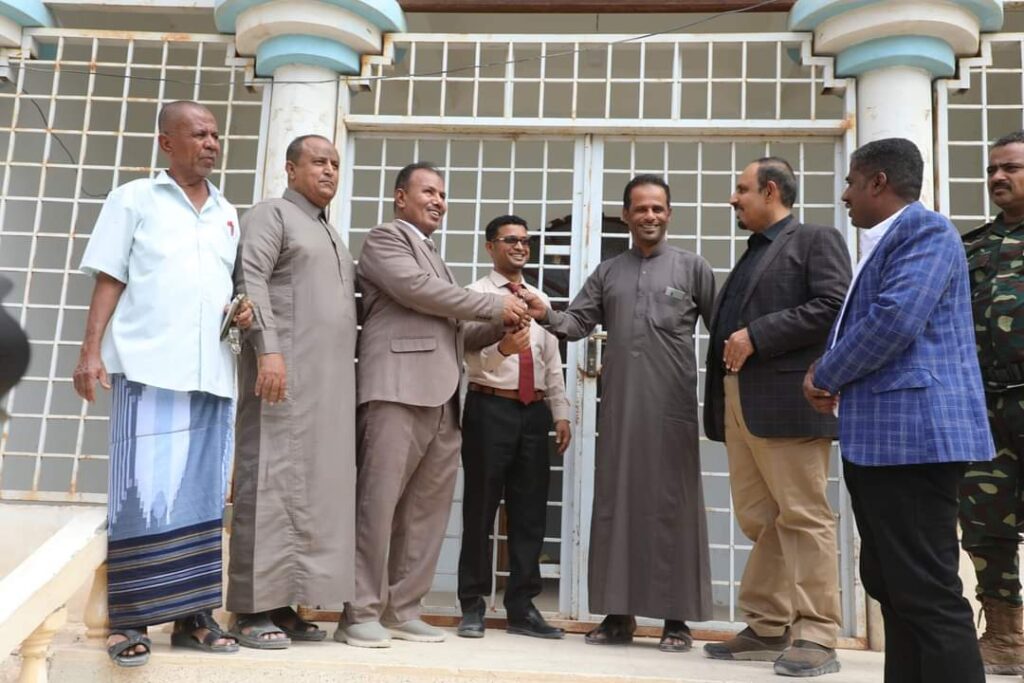 بعد تسليمه لنادي سيئون الرياضي .. محافظ حضرموت يوجه بتأهيل ملعب الشهيد جواس وتعشيبه بعد تسليمه لنادي سيئون الرياضي .. محافظ حضرموت يوجه بتأهيل ملعب الشهيد جواس وتعشيبه