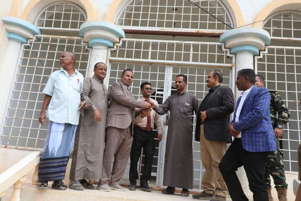 بعد تسليمه لنادي سيئون الرياضي .. محافظ حضرموت يوجه بتأهيل ملعب الشهيد جواس وتعشيبه بعد تسليمه لنادي سيئون الرياضي .. محافظ حضرموت يوجه بتأهيل ملعب الشهيد جواس وتعشيبه