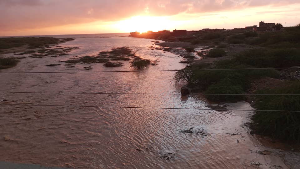 امطار مستمرة على منطقة فوة غربي المكلا وانباء عن تدفق سيول من عدد من الاودية "شاهد الصور" امطار مستمرة على منطقة فوة غربي المكلا وانباء عن تدفق سيول من عدد من الاودية "شاهد الصور"
