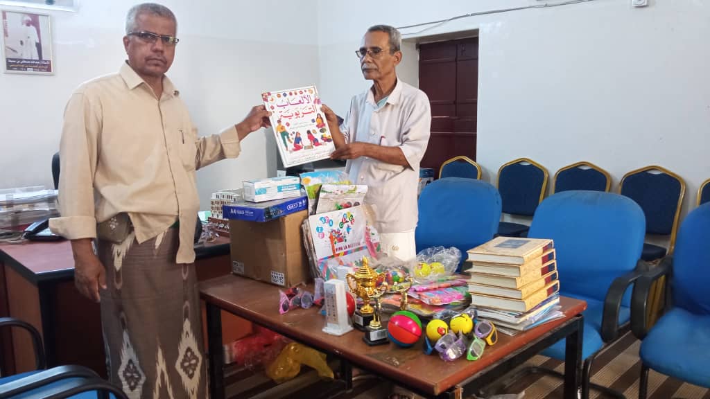 مدرسة عبدالله بن سميط بشبام تتسلم مجموعة من المكتب المنوعة وهدايا قرطاسية ومكتبية من رئيس منتدى شبام حضرموت الثقافي الاستاذ علوي بن سميط مدرسة عبدالله بن سميط بشبام تتسلم مجموعة من المكتب المنوعة وهدايا قرطاسية ومكتبية من رئيس منتدى شبام حضرموت الثقافي الاستاذ علوي بن سميط