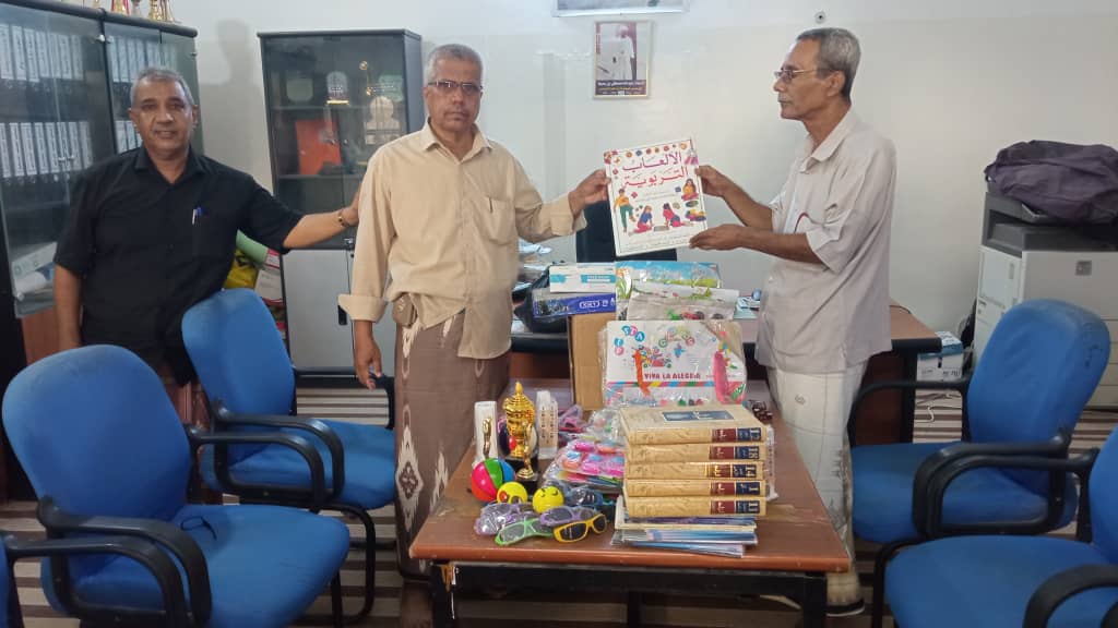 مدرسة عبدالله بن سميط بشبام تتسلم مجموعة من المكتب المنوعة وهدايا قرطاسية ومكتبية من رئيس منتدى شبام حضرموت الثقافي الاستاذ علوي بن سميط مدرسة عبدالله بن سميط بشبام تتسلم مجموعة من المكتب المنوعة وهدايا قرطاسية ومكتبية من رئيس منتدى شبام حضرموت الثقافي الاستاذ علوي بن سميط