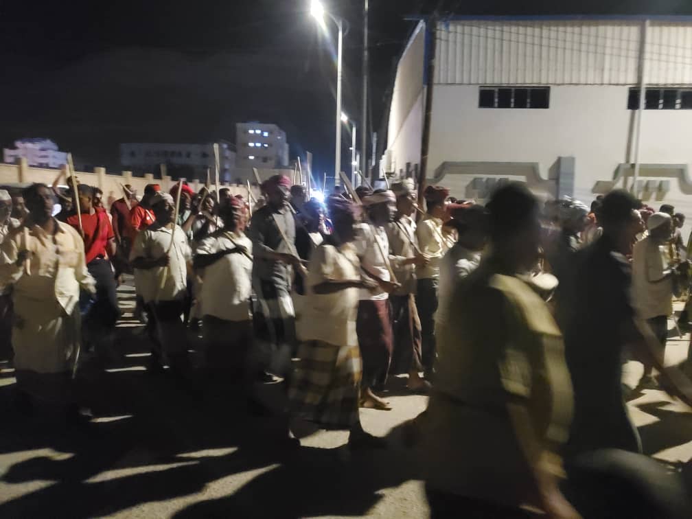 تحمل شعار "يدا بيد .. بن ماضي محافظنا إلى الأبد" .. مسيرة مسائية في سيئون تبادل الوفاء بالوفاء لمحافظ حضرموت مبخوت بن ماضي تحمل شعار "يدا بيد .. بن ماضي محافظنا إلى الأبد" .. مسيرة مسائية في سيئون تبادل الوفاء بالوفاء لمحافظ حضرموت مبخوت بن ماضي