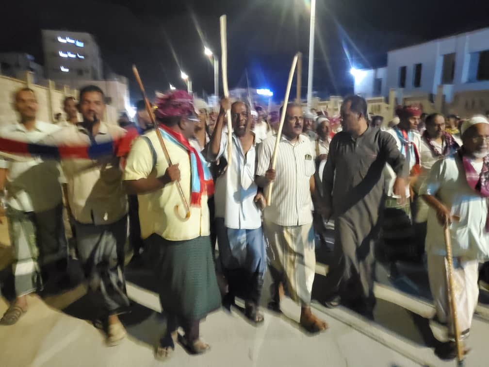 تحمل شعار "يدا بيد .. بن ماضي محافظنا إلى الأبد" .. مسيرة مسائية في سيئون تبادل الوفاء بالوفاء لمحافظ حضرموت مبخوت بن ماضي تحمل شعار "يدا بيد .. بن ماضي محافظنا إلى الأبد" .. مسيرة مسائية في سيئون تبادل الوفاء بالوفاء لمحافظ حضرموت مبخوت بن ماضي