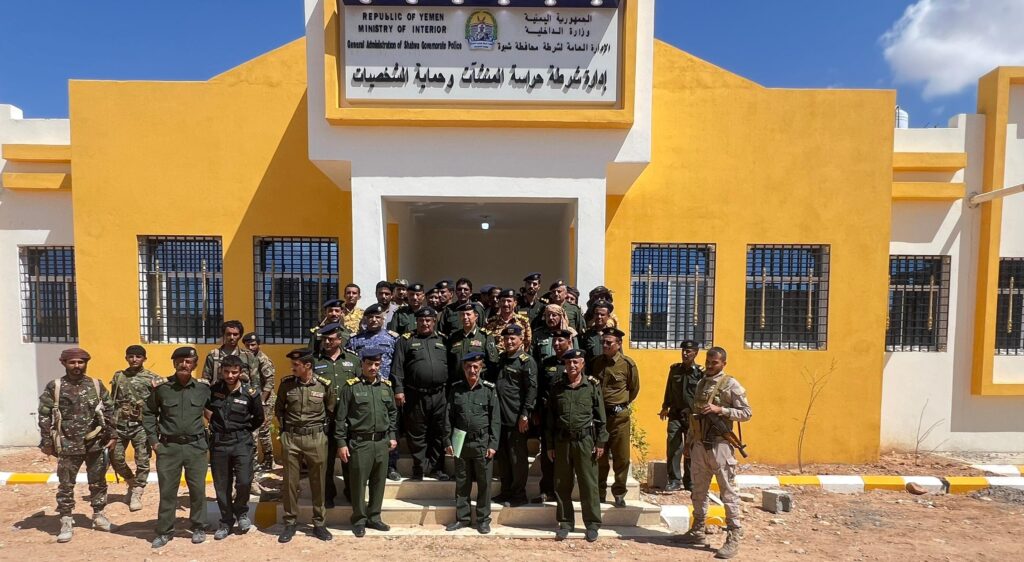 وكيل وزارة الداخلية يطلع على سير العمل في القطاعات الأمنية بشبوة وكيل وزارة الداخلية يطلع على سير العمل في القطاعات الأمنية بشبوة