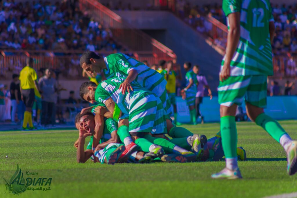 وسط حضور أكثر من 50 ألف متفرج في ظل الأجواء الحارة وفي عرس حضرموت الكروي الأكبر تبرز جليةً مساهمة مؤسسة مضمون للتجارة والاستيراد- وكلاء شركة مياه كرم الضيافة! وسط حضور أكثر من 50 ألف متفرج في ظل الأجواء الحارة وفي عرس حضرموت الكروي الأكبر تبرز جليةً مساهمة مؤسسة مضمون للتجارة والاستيراد- وكلاء شركة مياه كرم الضيافة!