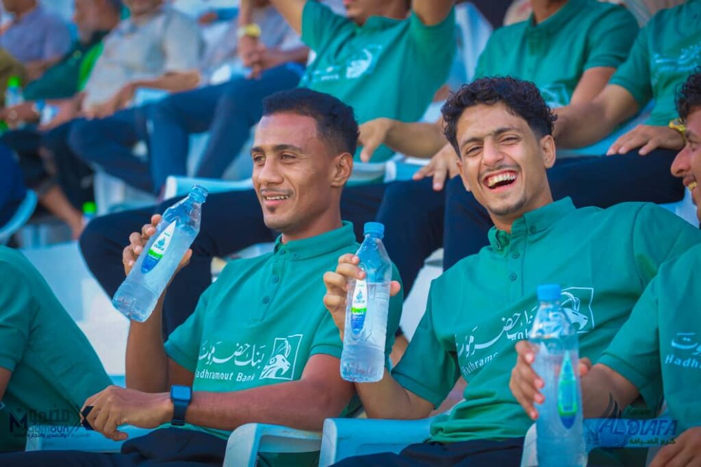 وسط حضور أكثر من 50 ألف متفرج في ظل الأجواء الحارة وفي عرس حضرموت الكروي الأكبر تبرز جليةً مساهمة مؤسسة مضمون للتجارة والاستيراد- وكلاء شركة مياه كرم الضيافة! وسط حضور أكثر من 50 ألف متفرج في ظل الأجواء الحارة وفي عرس حضرموت الكروي الأكبر تبرز جليةً مساهمة مؤسسة مضمون للتجارة والاستيراد- وكلاء شركة مياه كرم الضيافة!