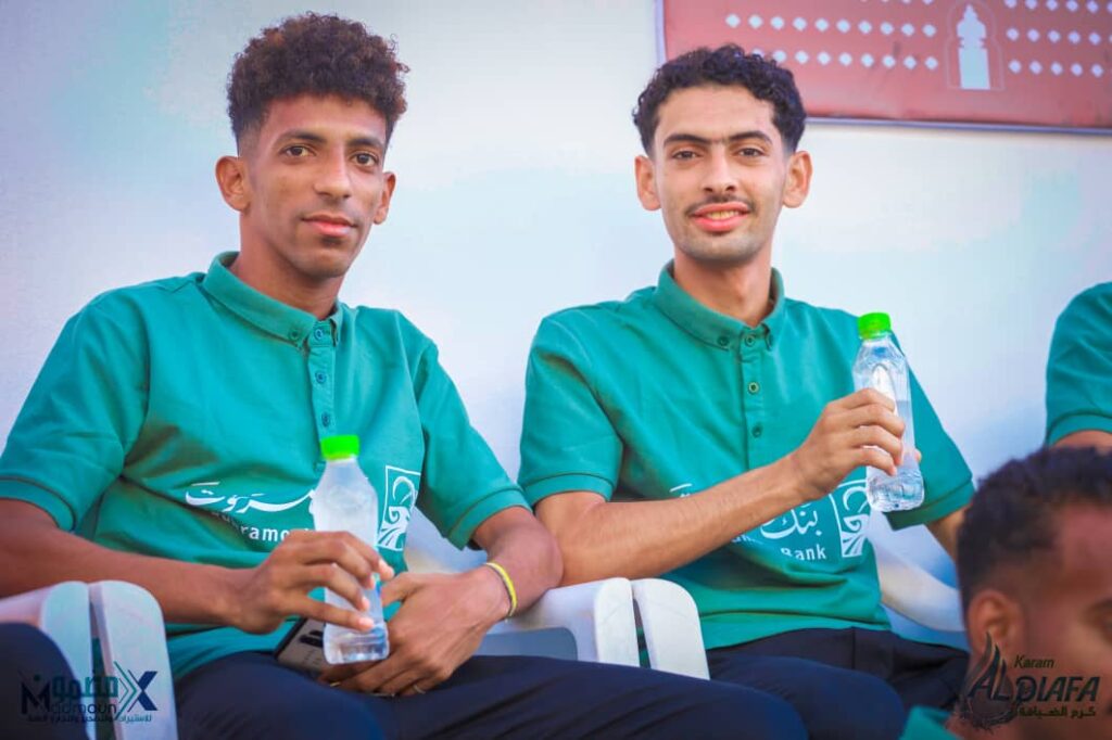 وسط حضور أكثر من 50 ألف متفرج في ظل الأجواء الحارة وفي عرس حضرموت الكروي الأكبر تبرز جليةً مساهمة مؤسسة مضمون للتجارة والاستيراد- وكلاء شركة مياه كرم الضيافة! وسط حضور أكثر من 50 ألف متفرج في ظل الأجواء الحارة وفي عرس حضرموت الكروي الأكبر تبرز جليةً مساهمة مؤسسة مضمون للتجارة والاستيراد- وكلاء شركة مياه كرم الضيافة!