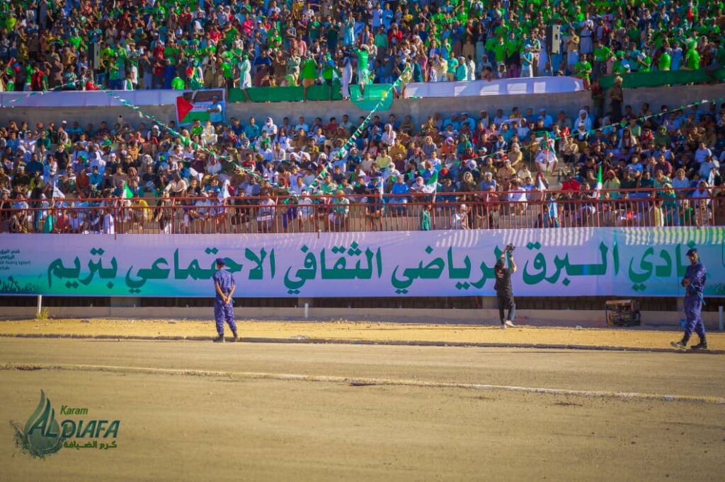 وسط حضور أكثر من 50 ألف متفرج في ظل الأجواء الحارة وفي عرس حضرموت الكروي الأكبر تبرز جليةً مساهمة مؤسسة مضمون للتجارة والاستيراد- وكلاء شركة مياه كرم الضيافة! وسط حضور أكثر من 50 ألف متفرج في ظل الأجواء الحارة وفي عرس حضرموت الكروي الأكبر تبرز جليةً مساهمة مؤسسة مضمون للتجارة والاستيراد- وكلاء شركة مياه كرم الضيافة!