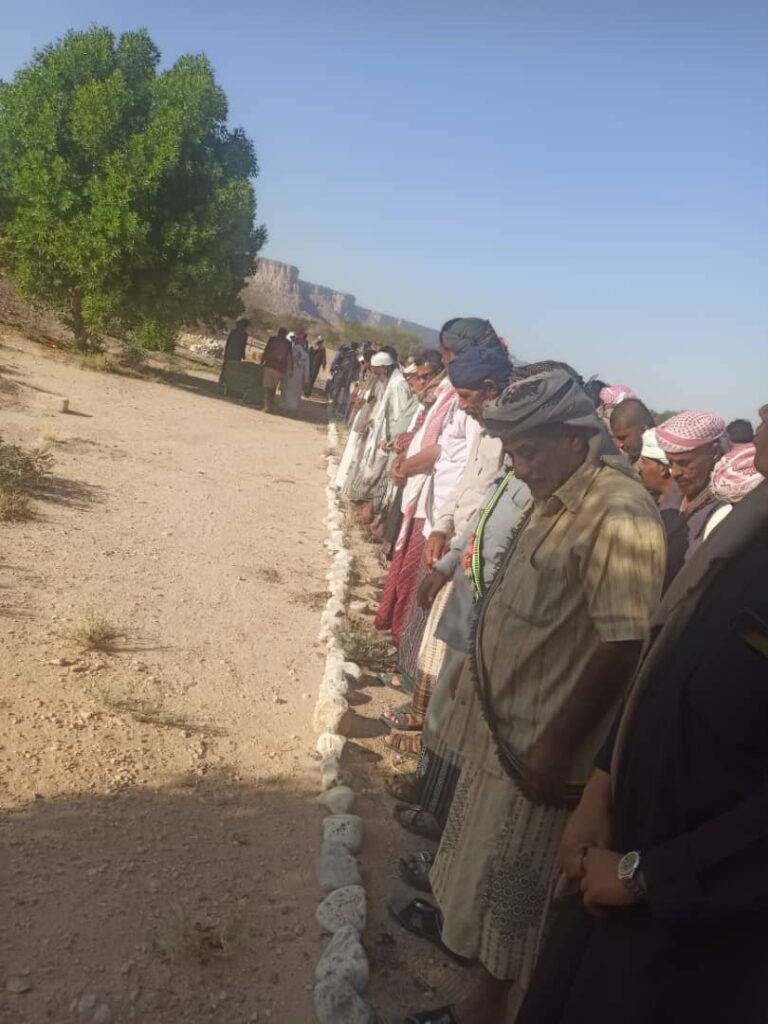 تشييع مهيب لجثمان الفقيد خميس بن عبدربه بن سنكر بمسقط رأسه في منطقة صنا بمديرية رخية تشييع مهيب لجثمان الفقيد خميس بن عبدربه بن سنكر بمسقط رأسه في منطقة صنا بمديرية رخية