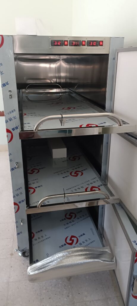 بتمويل من فاعل خير رفد المركز الصحي بمديرية رخية بثلاجة لحفظ جثث الموتى بتمويل من فاعل خير رفد المركز الصحي بمديرية رخية بثلاجة لحفظ جثث الموتى