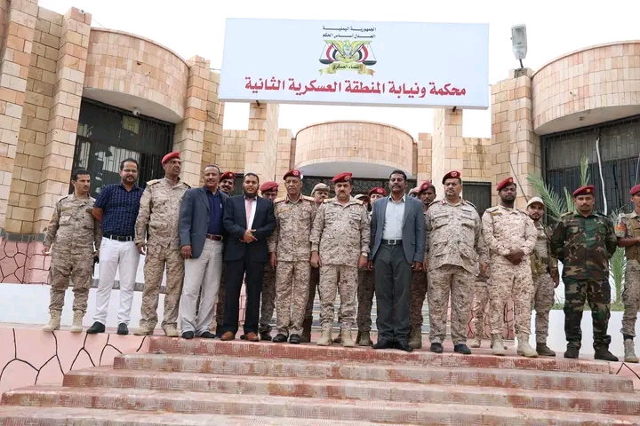 وزير الدفاع يعقد اجتماعاً موسعاً بقيادة المنطقة الثانية ويفتتح مبنى المحكمة والنيابة العسكرية وزير الدفاع يعقد اجتماعاً موسعاً بقيادة المنطقة الثانية ويفتتح مبنى المحكمة والنيابة العسكرية