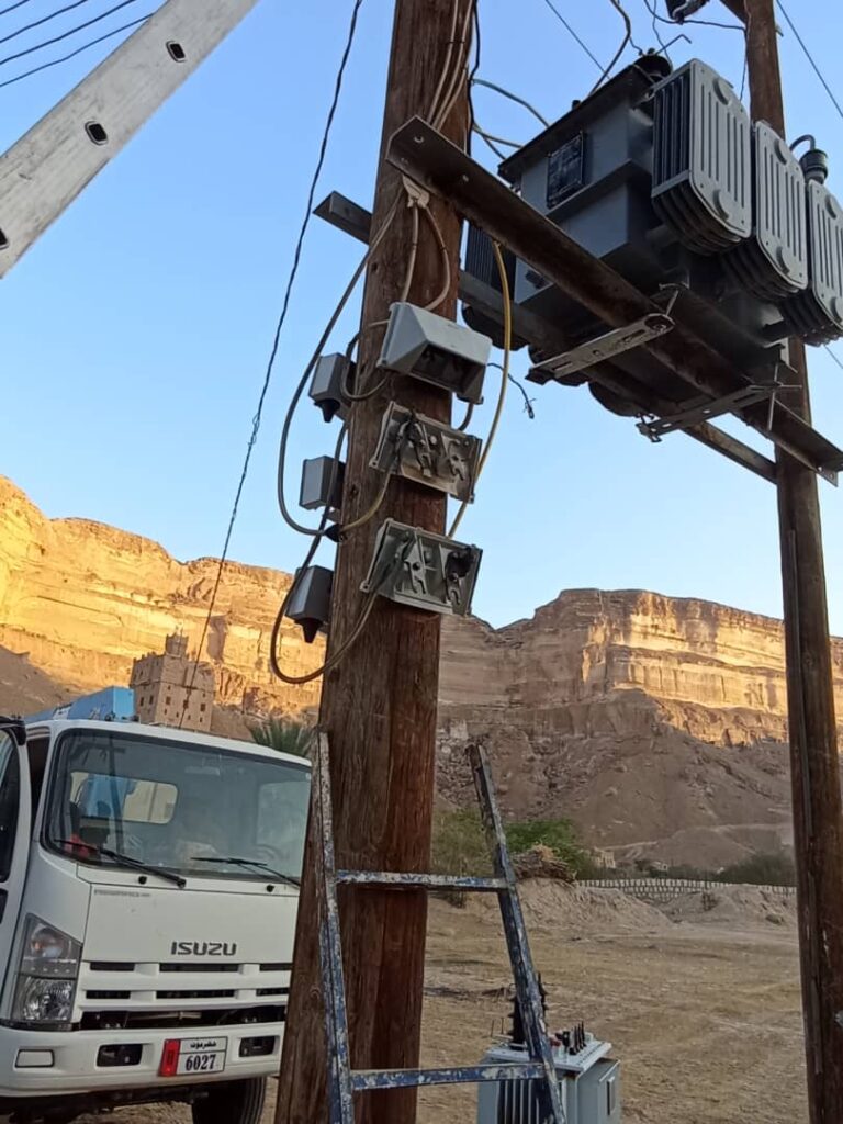 شاهد بالصور .. تركيب محول كهربائي في منطقة لنف بقدرة 200 كيلوفولت أمبير شاهد بالصور .. تركيب محول كهربائي في منطقة لنف بقدرة 200 كيلوفولت أمبير
