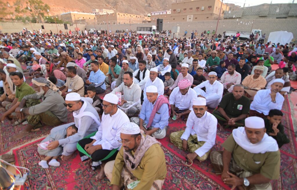 مدير عام سيئون يشارك أهالي منطقتي الغرفة وتريس بزواج التلاقي الرابع لـ 38 عريس وعروسة. مدير عام سيئون يشارك أهالي منطقتي الغرفة وتريس بزواج التلاقي الرابع لـ 38 عريس وعروسة.