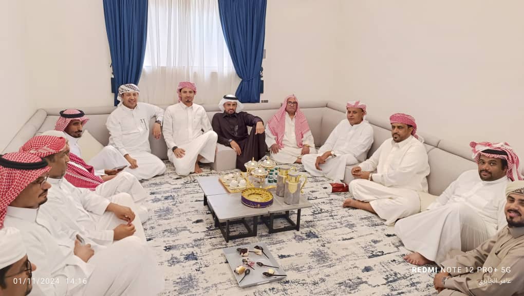 الصحفي الجابري في ضيافة الشيخ سعيد بن عساله في قصره العامر بمدينة الدمام الصحفي الجابري في ضيافة الشيخ سعيد بن عساله في قصره العامر بمدينة الدمام