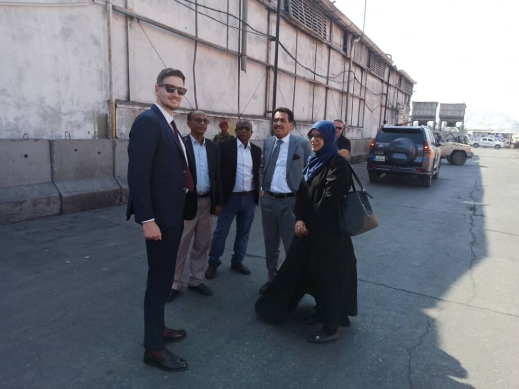 قيادة مؤسسة موانئ البحر العربي تلتقي المستشار الاقتصادي للمبعوث الأممي باليمن وتستعرض أوضاع ميناء المكلا قيادة مؤسسة موانئ البحر العربي تلتقي المستشار الاقتصادي للمبعوث الأممي باليمن وتستعرض أوضاع ميناء المكلا