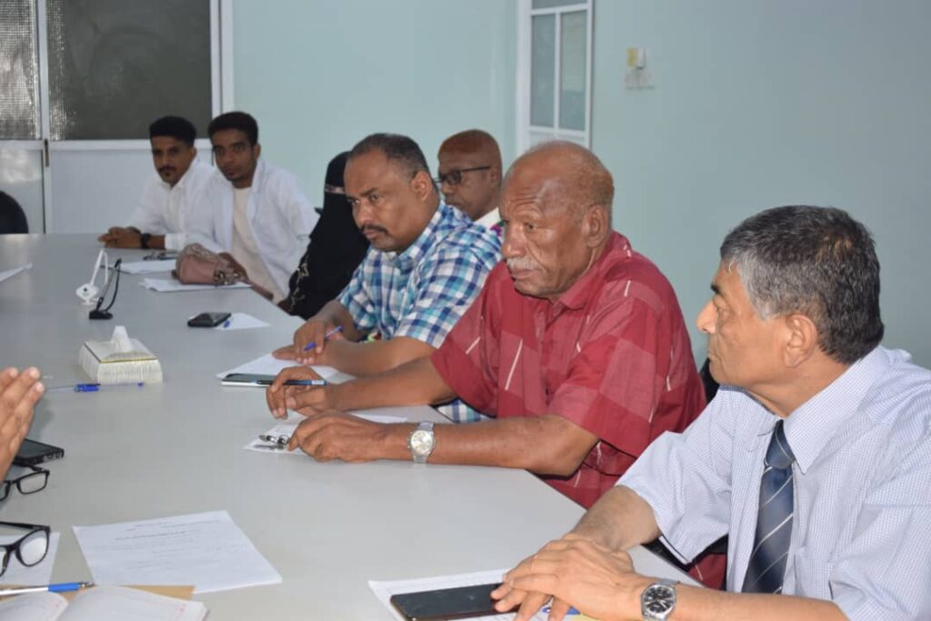 الوكيل باصريح يرأس إجتماعًا للوقوف أمام اضراب المتعاقدين بهيئة مستشفى ابن سيناء العام بالمكلا الوكيل باصريح يرأس إجتماعًا للوقوف أمام اضراب المتعاقدين بهيئة مستشفى ابن سيناء العام بالمكلا