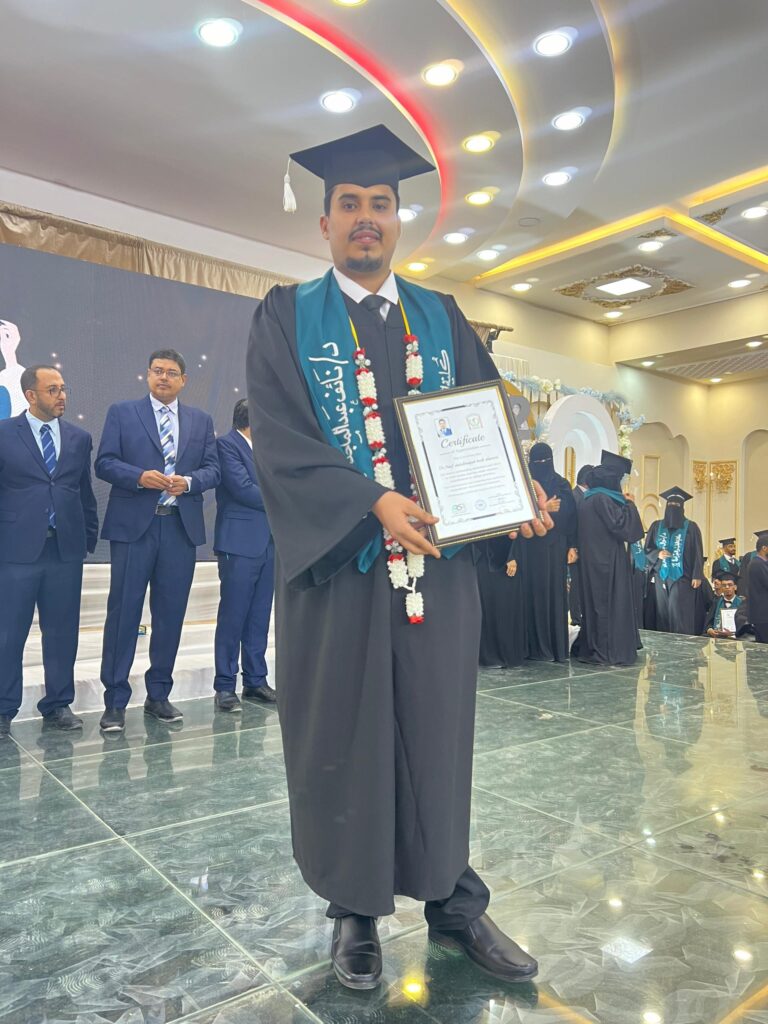 بحضور وكيل وزارة الداخلية لقطاع الخدمات المدنية .. جامعة حضرموت تحتفل بتخرج الدفعة الـ 22 بكلية الطب بحضور وكيل وزارة الداخلية لقطاع الخدمات المدنية .. جامعة حضرموت تحتفل بتخرج الدفعة الـ 22 بكلية الطب