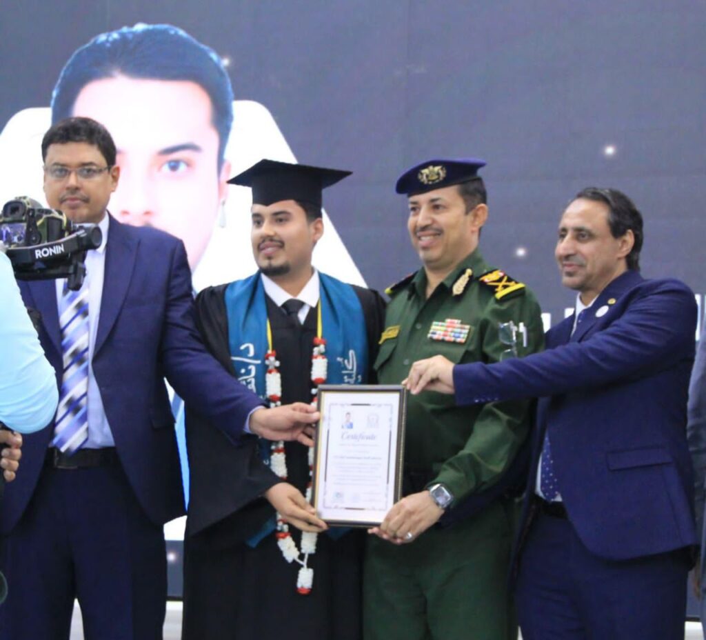 بحضور وكيل وزارة الداخلية لقطاع الخدمات المدنية .. جامعة حضرموت تحتفل بتخرج الدفعة الـ 22 بكلية الطب بحضور وكيل وزارة الداخلية لقطاع الخدمات المدنية .. جامعة حضرموت تحتفل بتخرج الدفعة الـ 22 بكلية الطب