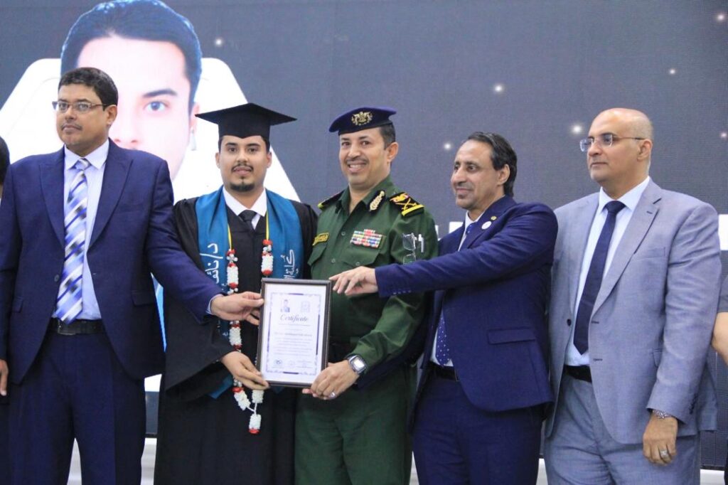 بحضور وكيل وزارة الداخلية لقطاع الخدمات المدنية .. جامعة حضرموت تحتفل بتخرج الدفعة الـ 22 بكلية الطب بحضور وكيل وزارة الداخلية لقطاع الخدمات المدنية .. جامعة حضرموت تحتفل بتخرج الدفعة الـ 22 بكلية الطب