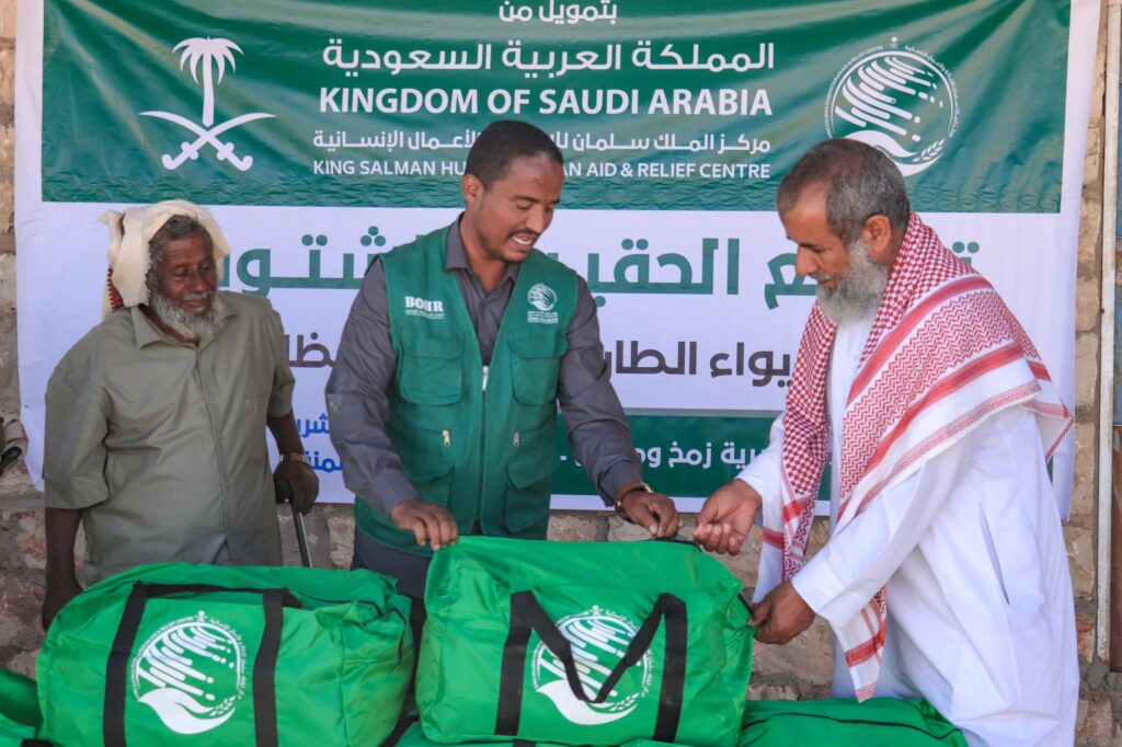مقدمة من مركز الملك سلمان للإغاثة ..مدير عام مديرية زمخ ومنوخ يدشن توزيع الحقيبة الشتوية مقدمة من مركز الملك سلمان للإغاثة ..مدير عام مديرية زمخ ومنوخ يدشن توزيع الحقيبة الشتوية