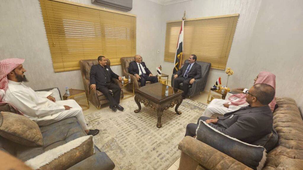 وزير الداخلية يلتقي أمين عام مجلس حضرموت الوطني ورئيس هيئة الحكماء بالمجلس وزير الداخلية يلتقي أمين عام مجلس حضرموت الوطني ورئيس هيئة الحكماء بالمجلس