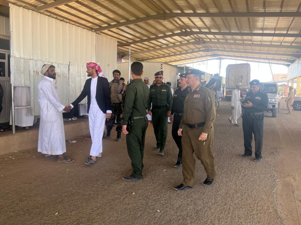 إعلان رفع رسوم الجوازات عن المسافرين في منفذ الوديعة البري تخفيفاً عن المواطنين إعلان رفع رسوم الجوازات عن المسافرين في منفذ الوديعة البري تخفيفاً عن المواطنين