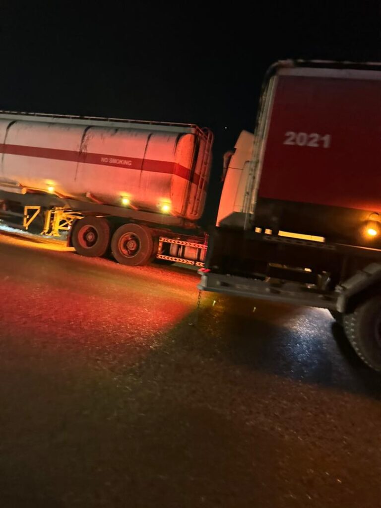 نقطة حلف قبائل حضرموت في الرجيمة تحبط عملية تهريب لنفط حضرموت "فيديو" نقطة حلف قبائل حضرموت في الرجيمة تحبط عملية تهريب لنفط حضرموت "فيديو"