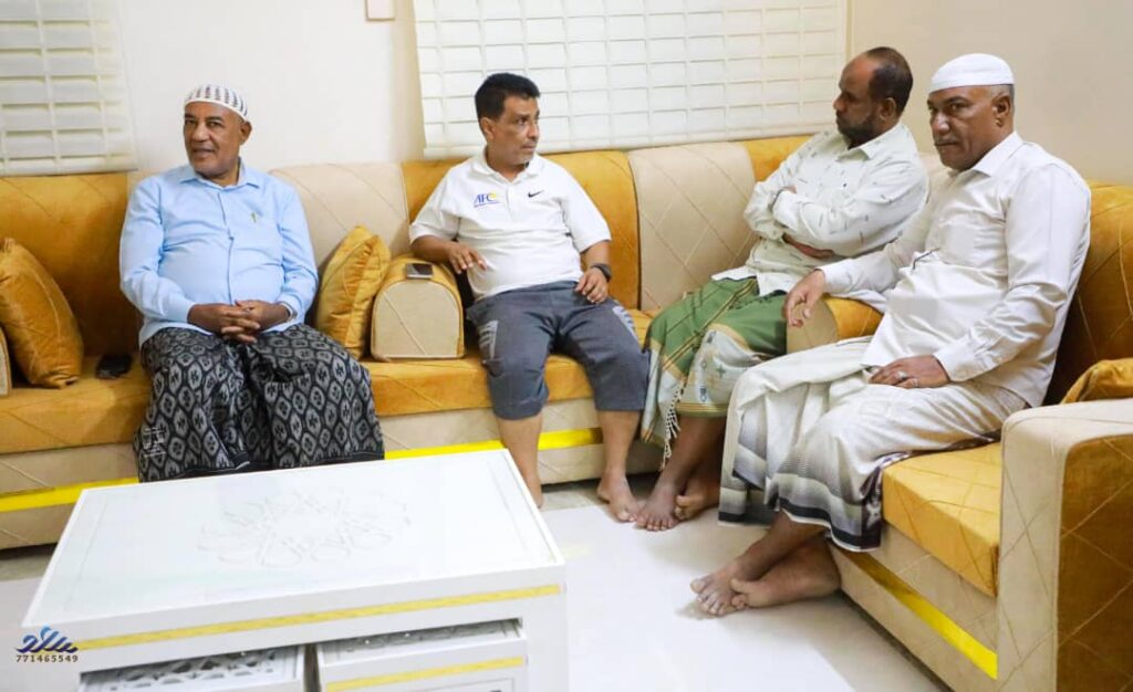 رئيس لجنة الحكام بالوادي والصحراء يستضيف حكام مباريات المجموعة الخامسة للتصفيات النهائية المؤهلة للدرجة الثانية في بيته العامر في مدينة تاربة بمديرية سيئون رئيس لجنة الحكام بالوادي والصحراء يستضيف حكام مباريات المجموعة الخامسة للتصفيات النهائية المؤهلة للدرجة الثانية في بيته العامر في مدينة تاربة بمديرية سيئون