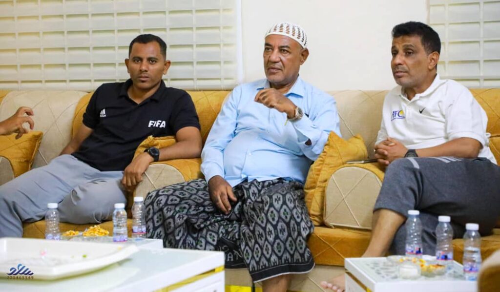 رئيس لجنة الحكام بالوادي والصحراء يستضيف حكام مباريات المجموعة الخامسة للتصفيات النهائية المؤهلة للدرجة الثانية في بيته العامر في مدينة تاربة بمديرية سيئون رئيس لجنة الحكام بالوادي والصحراء يستضيف حكام مباريات المجموعة الخامسة للتصفيات النهائية المؤهلة للدرجة الثانية في بيته العامر في مدينة تاربة بمديرية سيئون