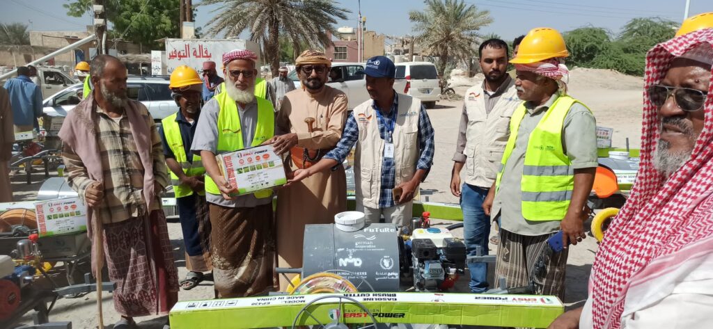 مدير عام شبام يدشن الحقيبة الزراعية لمزارعي المديرية المستفيدين من مشروع المساعدات الغذائية ضمن برنامج الغذاء إلى الصمود مدير عام شبام يدشن الحقيبة الزراعية لمزارعي المديرية المستفيدين من مشروع المساعدات الغذائية ضمن برنامج الغذاء إلى الصمود