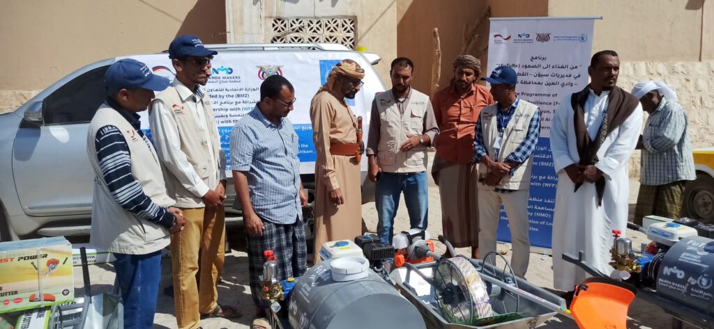 مدير عام شبام يدشن الحقيبة الزراعية لمزارعي المديرية المستفيدين من مشروع المساعدات الغذائية ضمن برنامج الغذاء إلى الصمود مدير عام شبام يدشن الحقيبة الزراعية لمزارعي المديرية المستفيدين من مشروع المساعدات الغذائية ضمن برنامج الغذاء إلى الصمود